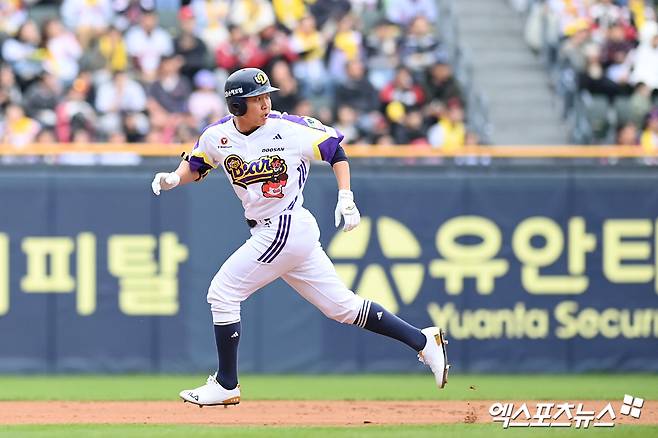 두산 베어스 외야수 정수빈이 5일 서울 잠실야구장에서 열린 2025 신한 SOL Bank KBO리그 LG 트윈스와의 팀 간 4차전에서 3안타 1홈런 등 맹타를 휘두르고 팀 3연승을 견인했다. 사진 고아라 기자