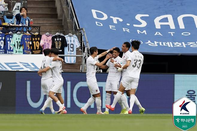 울산과 포항이 5일 울산 문수축구경기장에서 열린&nbsp;'하나은행 K리그1 2025' 12라운드 '동해안더비 원정 경기에서 1-1로 비겼다.  어린이날을 맞아 많은 가족 팬들을 비롯한 2만 3442명의 구름 관중이 더비 경기를 위해 경기장을 찾은 가운데, 승부를 가리지 못했다.&nbsp;한국프로축구연맹