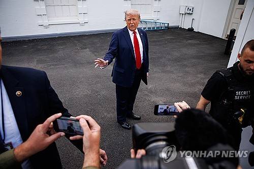 기자 질문에 답변하는 트럼프 [EPA 연합뉴스 자료사진. 재판매 및 DB 금지]