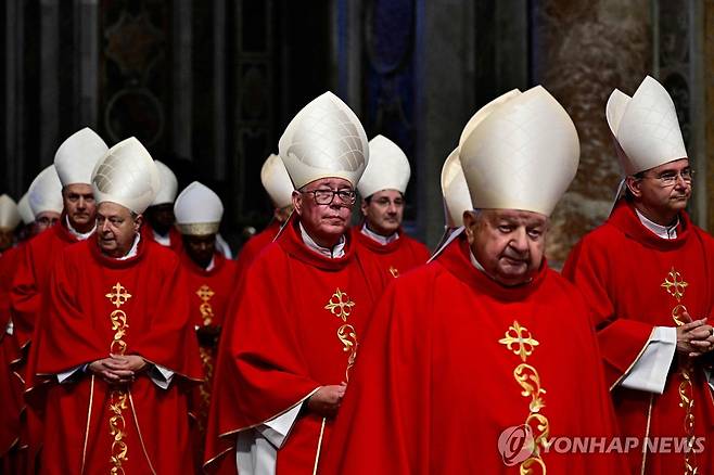 콘클라베 앞두고 추기경단 회의 참석하는 추기경들 [AFP 연합뉴스 자료사진. 재판매 및 DB 금지]
