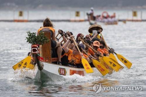 단오맞이 용선 경기하는 홍콩 시민들  (홍콩 EPA=연합뉴스) 홍콩 시민들이 단오인 3일 용선 경주를 하며 노를 젓고 있다. 중화권에는 매년 음력 5월 5일 단오에 초나라 시인 굴원(屈原)을 추모하는 의미로 용선 경기를 하거나 댓잎에 밥을 싼 '쫑즈'라는 음식을 만들어 먹는 전통이 있다. alo95@yna.co.kr