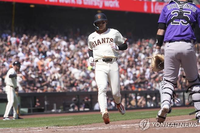 홈을 밟는 이정후 (샌프란시스코 AP=연합뉴스) 샌프란시스코 이정후가 5일(한국시간) 미국 캘리포니아주 샌프란시스코 오라클파크에서 열린 2025 미국프로야구 메이저리그(MLB) 콜로라도 로키스와 홈 경기, 6회말 플로레스의 적시타 때 홈을 밟고 있다.