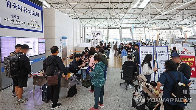 SKT '유심 교체 못 한 출국자, 피해 생기면 책임지고 보상' (영종도=연합뉴스) 김도훈 기자 = 지난 4일 인천국제공항 제1여객터미널 출국장에 마련된 SK텔레콤 로밍센터에서 출국자들이 유심 교체를 위해 줄을 서고 있다. 2025.5.4 superdoo82@yna.co.kr