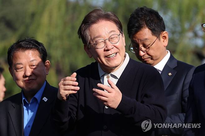 제천 의림지 찾아 지지 호소하는 이재명 후보 (제천=연합뉴스) 김주성 기자 = 더불어민주당 이재명 대선 후보가 '골목골목 경청투어' : 단양8경편'에 나선 4일 충북 제천군 의림지를 찾아 도민들에게 지지를 호소하고 있다. 2025.5.4 utzza@yna.co.kr