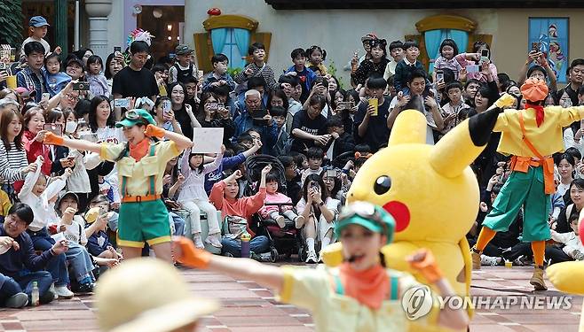 어린이날 앞둔 놀이공원 (서울=연합뉴스) 서명곤 기자 = 어린이날을 하루 앞둔 4일 서울 송파구 롯데월드 어드벤처에서 방문객들이 퍼레이드 공연을 관람하고 있다. 2025.5.4 seephoto@yna.co.kr
