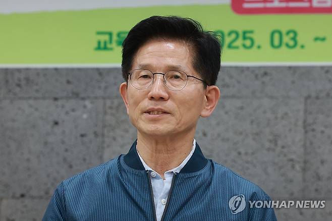 국민의힘 김문수 대선 후보 (포천=연합뉴스) 신현우 기자 = 국민의힘 김문수 대선 후보가 5월 4일 한센인 마을인 경기도 포천시 장자마을을 방문해 방문 소감을 말하고 있다.