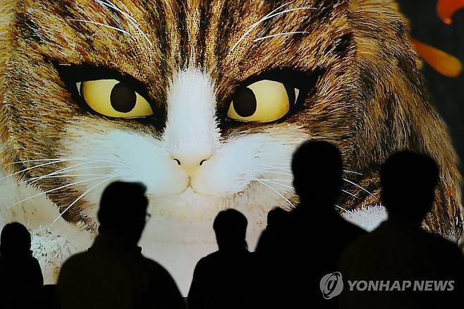 실감나는 고양이 (서울=연합뉴스) 진연수 기자 = 29일 서울 용산구 국립중앙박물관에서 열린 실감 영상 콘텐츠 시연회에서 '화조 영모, 어느 고양이의 하루'를 공개하고 있다. 2025.4.29 jin90@yna.co.kr