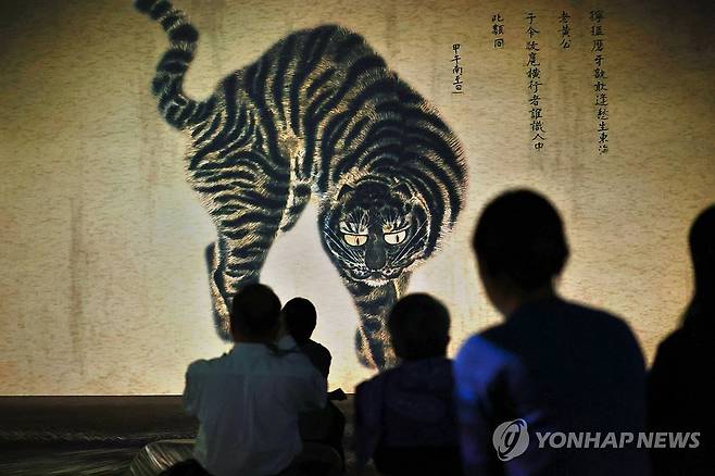'어흥, 호랑이' (서울=연합뉴스) 진연수 기자 = 29일 서울 용산구 국립중앙박물관에서 열린 실감 영상 콘텐츠 시연회에서 '어흥, 호랑이 - 용맹하게, 신통하게, 유쾌하게'를 공개하고 있다. 2025.4.29 jin90@yna.co.kr