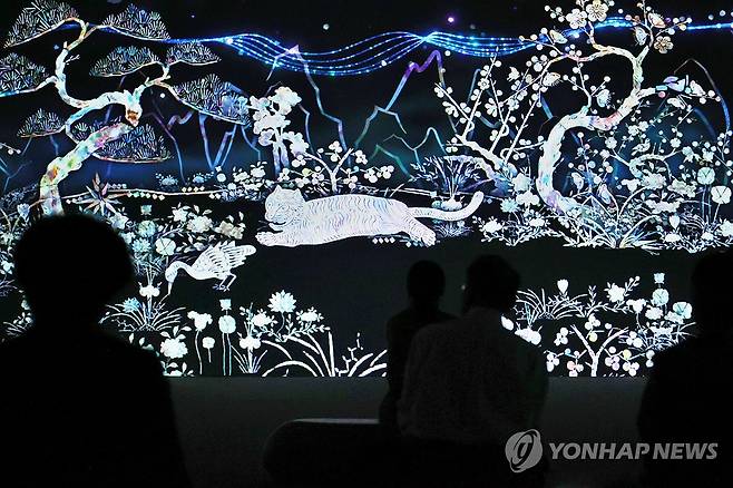 '용맹하고 유쾌하게' (서울=연합뉴스) 진연수 기자 = 29일 서울 용산구 국립중앙박물관에서 열린 실감 영상 콘텐츠 시연회에서 '어흥, 호랑이 - 용맹하게, 신통하게, 유쾌하게'를 공개하고 있다. 2025.4.29 jin90@yna.co.kr