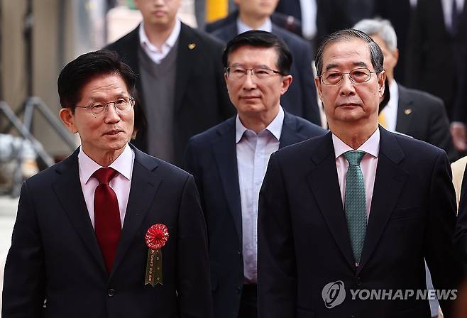 봉축법요식 참석하는 김문수 대선 후보-한덕수 대선 예비후보 (서울=연합뉴스) 윤동진 기자 = 국민의힘 김문수 대선 후보(왼쪽)와 무소속 한덕수 대선 예비후보가 5일 서울 종로구 조계사에서 열린 불기 2569년 부처님오신날 봉축법요식에 참석하고 있다. 2025.5.5 mon@yna.co.kr