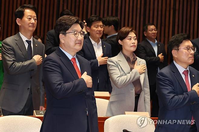 의원총회 참석한 권성동 원내대표 (서울=연합뉴스) 김주성 기자 = 국민의힘 권성동 원내대표를 비롯한 의원들이 24일 서울 여의도 국회에서 열린 의원총회에서 국기에 경례하고 있다. 2025.4.24 utzza@yna.co.kr