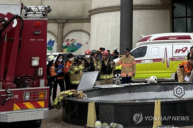 일산화탄소 추정 가스중독…완도 리조트 손님 14명 경상 (완도=연합뉴스) 5일 오전 전남 완도군 완도읍 한 리조트에서 숙박객 14명이 두통과 어지럼증 등 가스중독 증상을 보여 소방 당국이 환자 이송을 준비하고 있다.
    경찰과 소방 당국은 일산화탄소 중독에 의한 사고인 것으로 보고 정확한 경위를 조사 중이다. 2025.5.5 [독자 제공. 재판매 및 DB 금지] hs@yna.co.kr