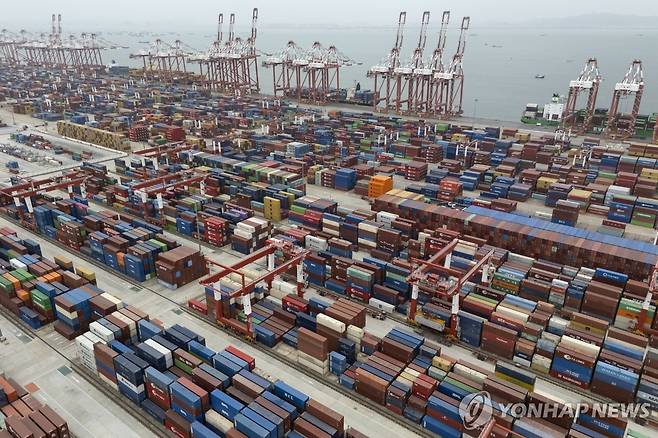 중국 광저우항에서 선적을 기다리는 컨테이너들 [AP=연합뉴스 자료사진]