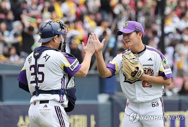 두산, LG에 5-2로 승리 (서울=연합뉴스) 임화영 기자 = 5일 서울 잠실야구장에서 열린 프로야구 LG 트윈스와 두산 베어스의 경기에서 5-2로 승리한 두산 양의지와 김택연이 하이파이브하고 있다. 2025.5.5 hwayoung7@yna.co.kr