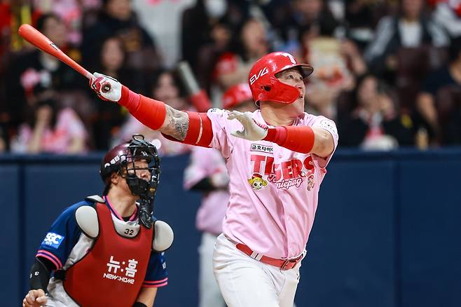 KIA 최형우, 개인 통산 400홈런 (서울=연합뉴스) KIA 최형우가 5일 서울 고척스카이돔에서 열린 프로야구 키움과 방문 경기, 6회초 무사 1, 3루에서 중월 홈런을 치고 있다. 최형우의 개인 통산 400번째 홈런. [KIA 타이거즈 제공. 재판매 및 DB 금지]