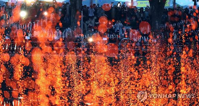 함안낙화놀이 '불꽃 예술' (함안=연합뉴스) 김동민 기자 = 부처님오신날이자 어린이날인 5일 오후 경남 함안군 함안면 무진정에서 '제32회 함안낙화놀이 공개행사'가 열리고 있다.
    숯과 한지를 꼬아 만든 낙화봉 수천 개를 줄에 매달아 놓고 일몰 무렵 불을 붙이는 민속놀이다. 2025.5.5 image@yna.co.kr