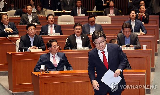 국민의힘 긴급 의원총회 (서울=연합뉴스) 박동주 기자 = 국민의힘 권성동 원내대표가 5일 서울 여의도 국회에서 열린 의원총회에 참석해 발언하기 위해 단상으로 향하고 있다. 2025.5.5 pdj6635@yna.co.kr