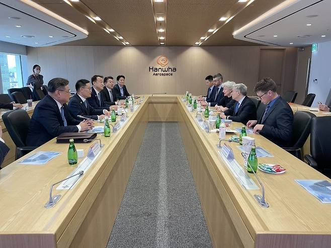 캐나다 대표단과 회담하고 있는 한화에어로스페이스 대표단