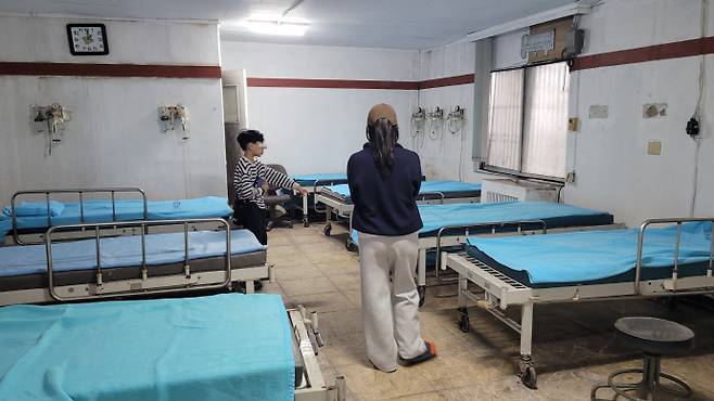 5·18민주화운동 당시 광주시민들의 자발적 연대정신을 엿볼 수 있는 옛 광주적십자병원이 지난 3일부터 시민들에게 개방됐다. 사진은 과거 부상자들을 치료했던 응급실을 둘러보고 있는 방문객들의 모습. /박정석 기자