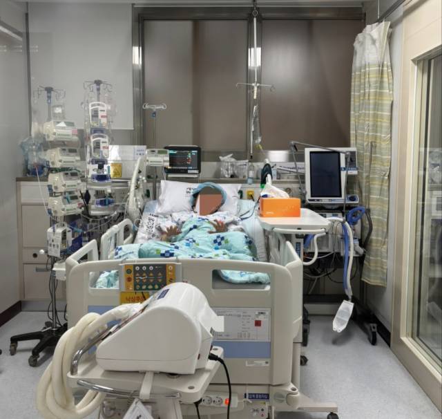 올해해 1월 29일 최미희(가명·56) 씨가 심장 이식 수술을 받고 중환자실로 옮겨진 모습. 미희 씨는 약 5년 전에