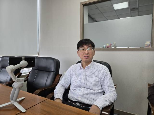 지난 3월 27일 부산 장애인종합회관에서 만난 신장 이식 대기자 오성옥(58) 씨. 병원과 집을 오가는 실내 생활이 대부분이지만, 영양분이 흡수되지 않아 성옥 씨의 얼굴은 수척했고 피부는 혈기가 돌지 않아 어둡게 그을려 있었다. 임재환 기자