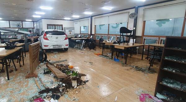 6일 오후 4시 19분께 달서구 도원동 한 식당으로 차량이 돌진하는 사고가 발생했다.&nbsp;정훈진 기자 jhj131@kyongbuk.com