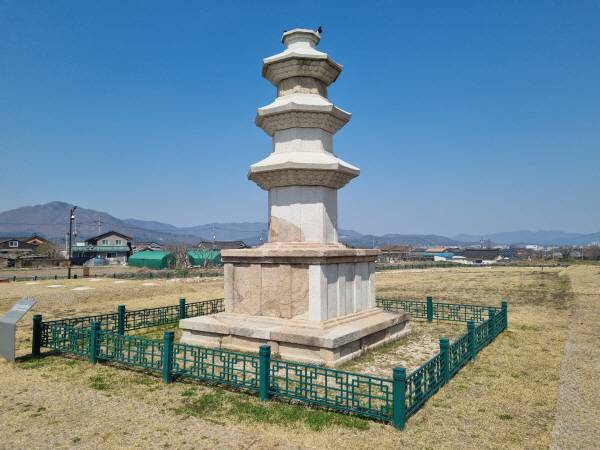 최근 복원된 천관사지 삼층석탑. 황기환 기자 hgeeh@kyongbuk.com