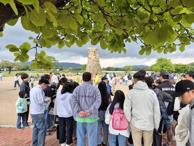 신라 타임머신 투어에 참여하고 있는 참가자들. 경북문화관광진흥원 제공