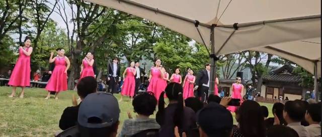 분황사에서 5일 탑돌이에 이어 예술제가 이어지고 있다.