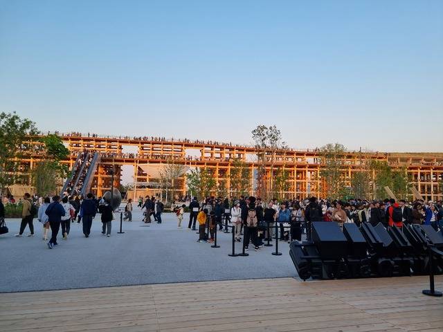 엑스포장을 한 바퀴 두르는 삼나무와 편백나무로 만든 길, 그랜드 링. 이 그랜드 링은 이번 엑스포의 명품이자 명물이다. 건축의 기술 자랑에다 환경을 생각하는 이번 엑스포의 주제 '생명을 위한 미래사회 디자인' 과도 맞아 떨어진다. 이경우 객원논설위원.