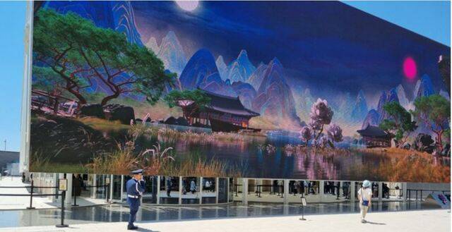 2025 오사카엑스포 한국관은 벽면의 거대한 파사드가 관람객을 유인한다. 한국의 산수와 한옥 그리고 일본에는 단 한그루도 살아남지 못한 소나무를 담았다. 영상으로 한국의 아름다움을 느끼도록 꾸몄고 콘텐츠도 IT기술을 느낄 수 있도록 체험형으로 준비돼 있다. 이경우 객원논설위원.