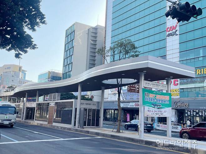 제주시 탐라장애인종합복지관 앞 섬식정류장. ⓒ헤드라인제주