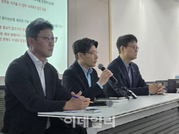 김희섭 PR센터장을 비롯해 임봉호 MNO 사업부장, 류정환 네트워크인프라센터장