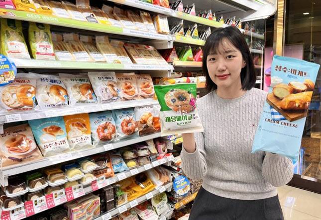 GS25에서 모델이 성수 시리즈 상품을 들고 포즈를 취하고 있다. (사진=GS리테일)