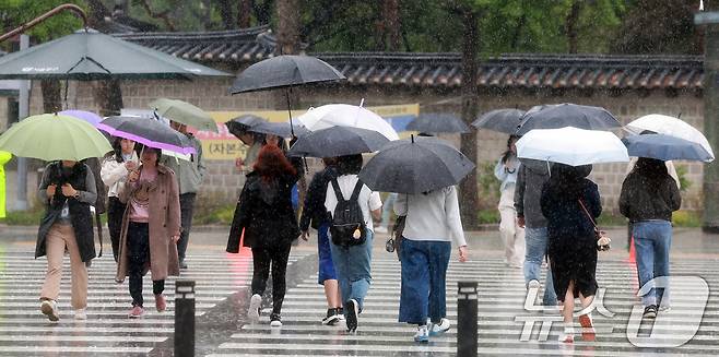 서울을 비롯한 수도권 일대에 비가 내린 1일 서울 중구 서울시청앞 횡단보도에서 우산을 쓴 시민들이 걸음을 옮기고 있다. 2025.5.1/뉴스1 ⓒ News1 김진환 기자