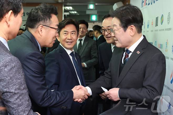 이재명 당시 더불어민주당 대표가 지난달 서울 여의도에서 열린 소상공인연합회 민생경제 현장 간담회에서 참석자들과 인사를 나누고 있다. 2025.4.2/뉴스1 ⓒ News1 국회사진취재단