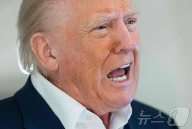 도널드 트럼프 미국 대통령이 4일(현지시간) 플로리다에서 주말을 보낸 뒤 워싱턴 백악관으로 가기 위해 웨스트 팜비치서 전용기를 타고 취재진을 만나 "중국과 언제 관세 협상을 타결할 것인가는 그들이 아닌 나에게 달려 있다＂고 밝히고 있다. 2025.05.05 ⓒ AFP=뉴스1 ⓒ News1 우동명 기자