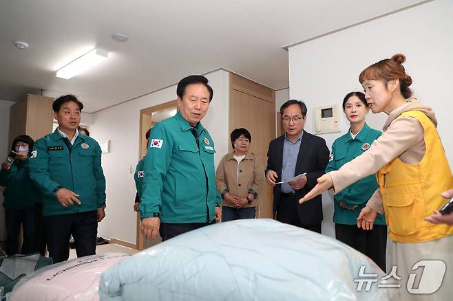 권기창 안동시장이 이재민 공공임대주택을 둘러보고 있다.(안동시 제공 재판매 및 DB 금지)2025.5.6/뉴스1