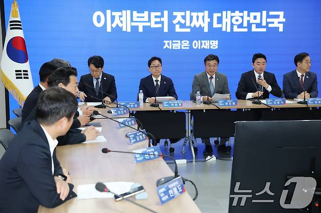 윤호중 더불어민주당 선대위 총괄본부장이 6일 오전 서울 여의도 당사에서 열린 진짜 대한민국 중앙선거대책위원회 총괄본부장단 회의에서 발언하고 있다. 2025.5.6/뉴스1 ⓒ News1 이광호 기자