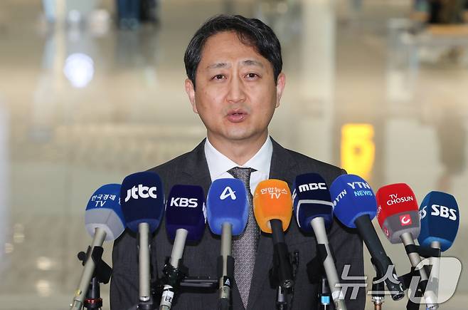 안덕근 산업통상자원부 장관이 23일 인천국제공항을 통해 출국하며 취재진의 질의에 답하고 있다.2025.4.23/뉴스1 ⓒ News1 허경 기자