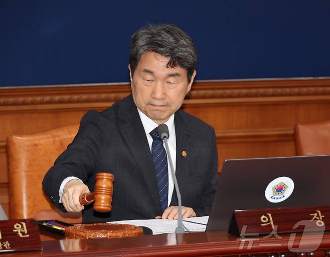 이주호 대통령 권한대행 부총리 겸 교육부 장관이 2일 서울 종로구 정부서울청사에서 열린 국무회의에서 의사봉을 두드리고 있다. (교육부 제공, 재판매 및 DB 금지) 2025.5.2/뉴스1 ⓒ News1 임세영 기자