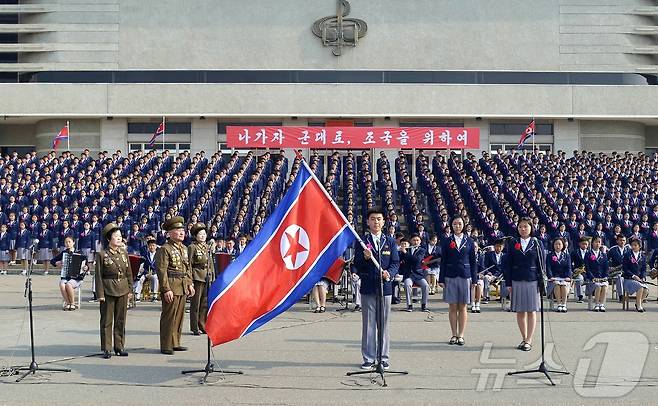 (평양 노동신문=뉴스1) = 북한 노동당 기관지 노동신문은 6일 "각지의 고급중학교(고등학교) 졸업생들이 학창 시절을 마치고 우리의 사상과 제도, 사랑하는 조국을 무장으로 옹위해 나갈 열의안고 성스러운 혁명초소로 달려 나가고 있다"라고 보도했다. [국내에서만 사용가능. 재배포 금지. DB 금지. For Use Only in the Republic of Korea. Redistribution Prohibited] rodongphoto@news1.kr