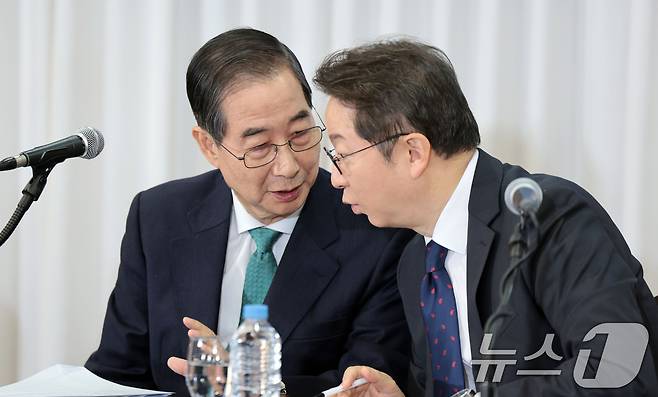 한덕수 무소속 대통령선거 예비후보가 6일 서울 중구 코리아나호텔에서 열린 관훈토론회에서 김승련 관훈클럽 총무와 대화하고 있다. 2025.5.6/뉴스1 ⓒ News1 국회사진취재단