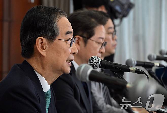 한덕수 무소속 대통령선거 예비후보가 6일 서울 중구 코리아나호텔에서 열린 관훈클럽 초청 토론회에서 기조연설을 하고 있다. 2025.5.6/뉴스1 ⓒ News1 국회사진취재단