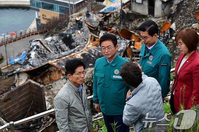 김문수 국민의힘 대통령 후보가 6일 초대형산불피해지역인 경북 영덕군 영덕읍 석리 마을에서 마을 이장으로부터 당시 긴박했던 상황에 대한 설명을 듣고 있다. 2025.5.6/뉴스1 ⓒ News1 최창호 기자