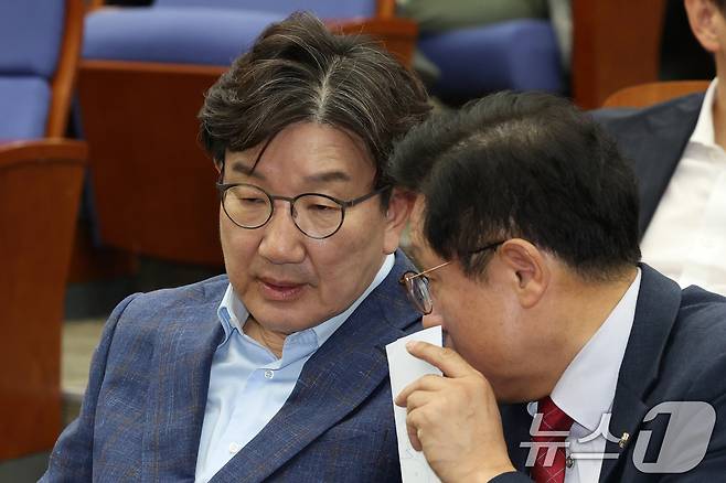 권성동 국민의힘 원내대표와 박형수 원내수석부대표가 6일 오후 서울 여의도 국회에서 열린 의원총회에 참석해 대화하고 있다. 2025.5.6/뉴스1 ⓒ News1 이광호 기자