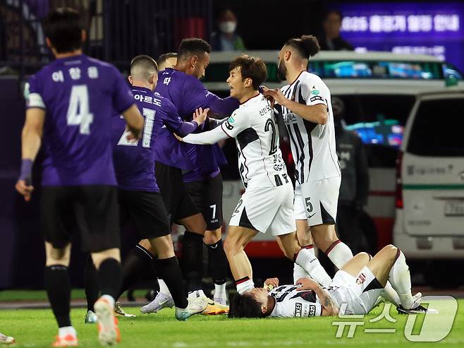 6일 경기 안양시 안양종합운동장에서 열린 프로축구 하나은행 K리그1 2025 12라운드 FC안양과 FC서울과의 경기에서 양팀선수들이 언쟁을 벌이고 있다. 2025.5.6/뉴스1 ⓒ News1 황기선 기자