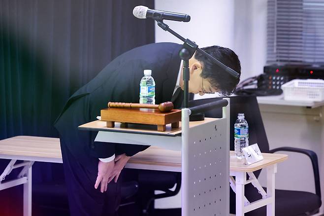 백종원 더본코리아 대표가 지난 3월28일 서울 서초구 스페이스쉐어 강남역센터에서 열린 첫 정기 주주총회에서 주주들을 향해 사과하고 있다. 연합뉴스