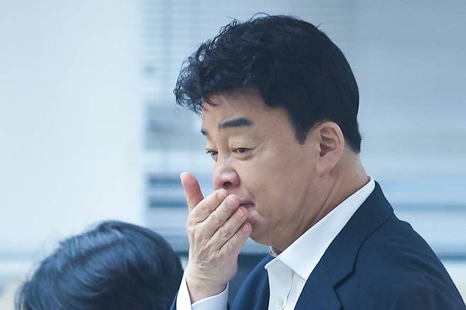 첫 주주총회에 참석한 백종원 더본코리아 대표. 지난해 11월 6일 상장한 더본코리아는 ‘빽햄’의 품질 논란, 농지법 위반 의혹, 자사 제품의 원산지 표기 오류, 직원 블랙리스트, 농약 분무기 사용 등으로 구설에 올랐다. 연합뉴스