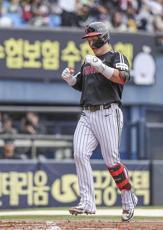 LG 박동원이 6일 서울 잠실구장에서 열린 2025 KBO리그 정규시즌 두산전 2회 솔로 홈런을 치고 홈에 들어오고 있다. 사진 | 연합뉴스